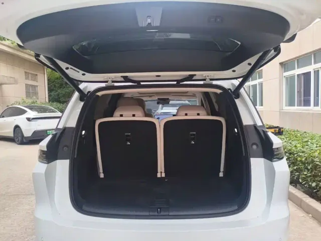 Li Auto i8 — Фото автомобиля 18
