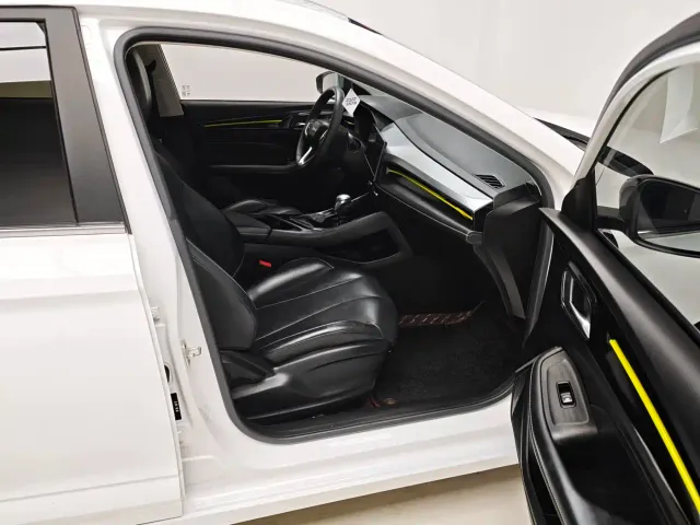 Roewe i5 — Фото автомобиля 10