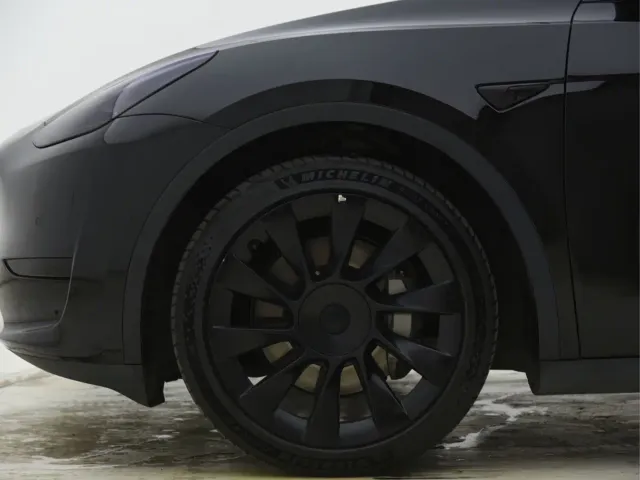 Tesla Model Y — Фото автомобиля 22
