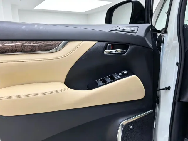 Toyota Alphard — Фото автомобиля 7