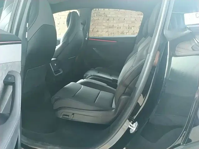 Tesla Model Y L — Фото автомобиля 16