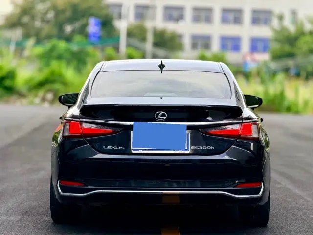 Lexus ES — Фото автомобиля 12