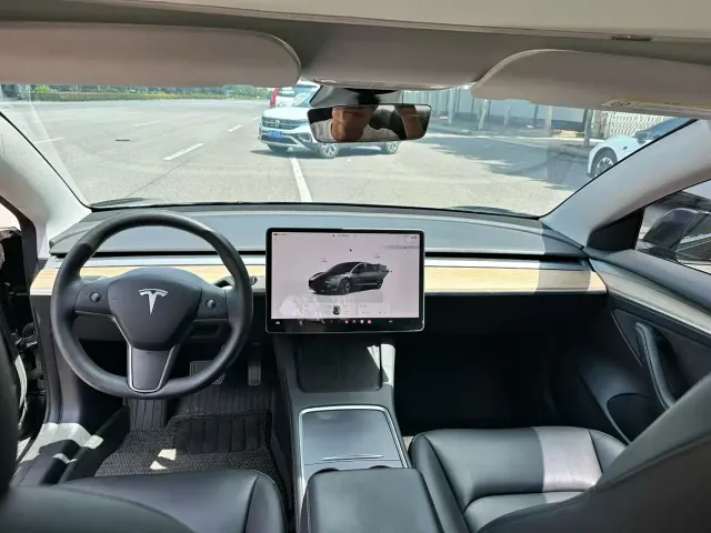 Tesla Model 3 — Фото автомобиля 5