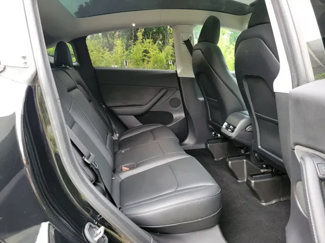 Tesla Model Y — Фото автомобиля 12