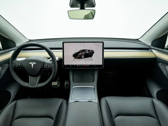 Tesla Model Y — Фото автомобиля 16