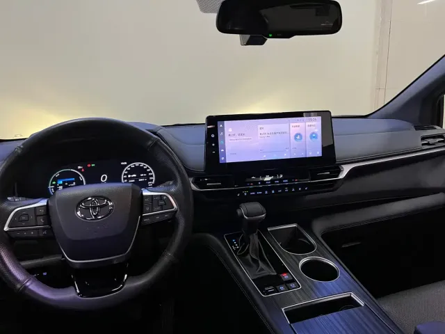 Toyota Sienna — Фото автомобиля 10