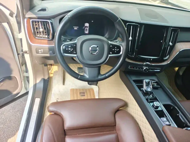 Volvo XC60 — Фото автомобиля 6