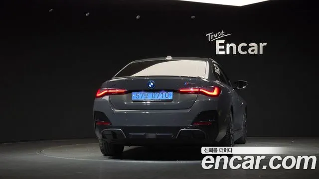 BMW i4 — Фото автомобиля 4