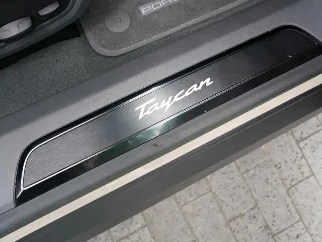 Porsche Taycan — Фото автомобиля 12