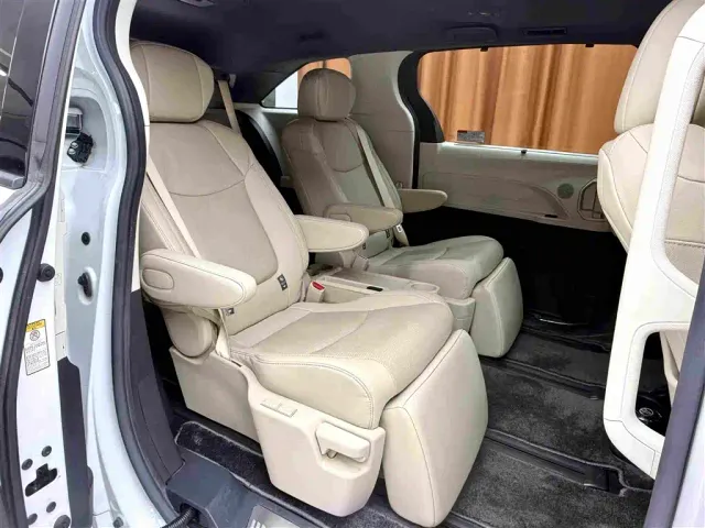 Toyota Sienna — Фото автомобиля 10