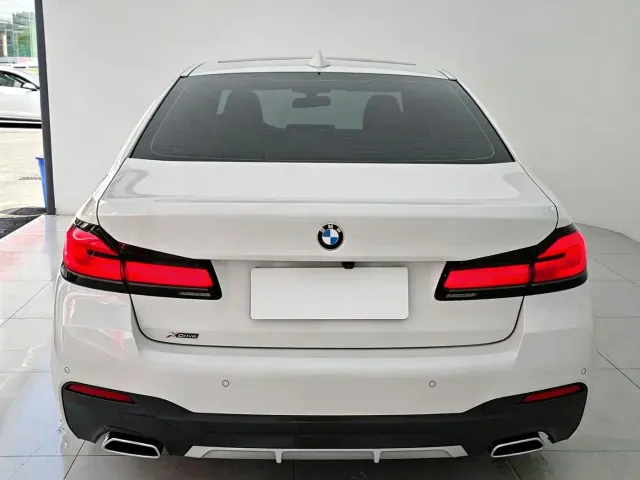 BMW 5 Series — Фото автомобиля 17