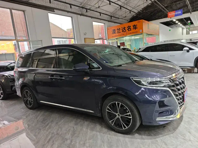 Roewe iMAX8 — Фото автомобиля 4