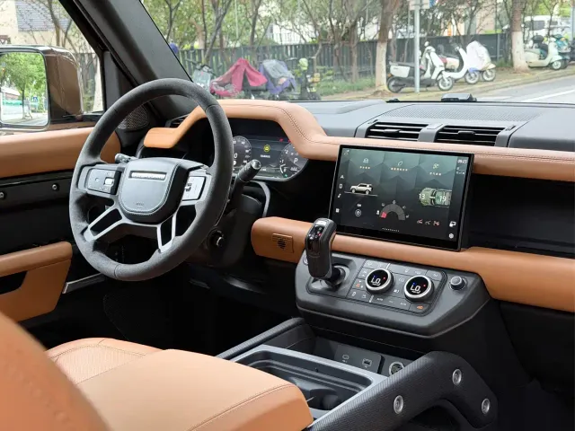 Land Rover Defender — Фото автомобиля 12