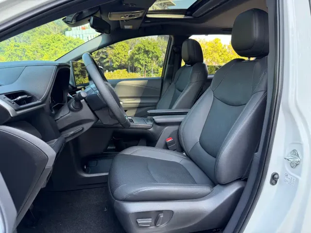 Toyota Sienna — Фото автомобиля 4