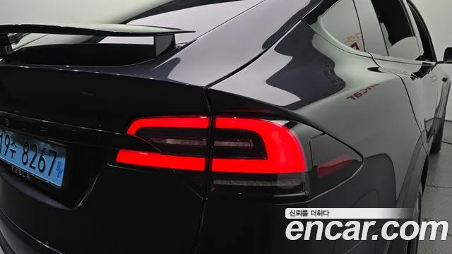 Tesla Model X — Фото автомобиля 23