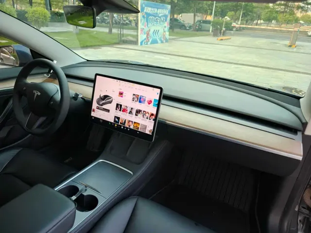Tesla Model 3 — Фото автомобиля 5