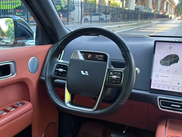 Li Auto L8 — Фото автомобиля 12