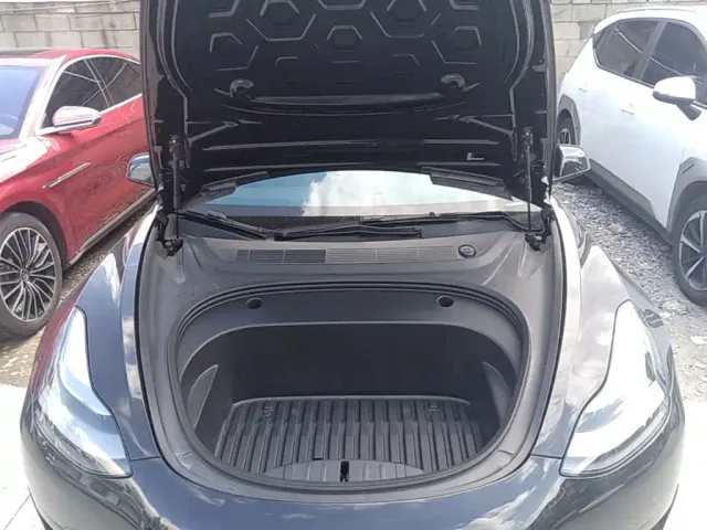 Tesla Model 3 — Фото автомобиля 19