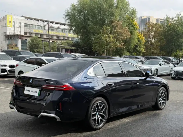 BMW i5 — Фото автомобиля 4