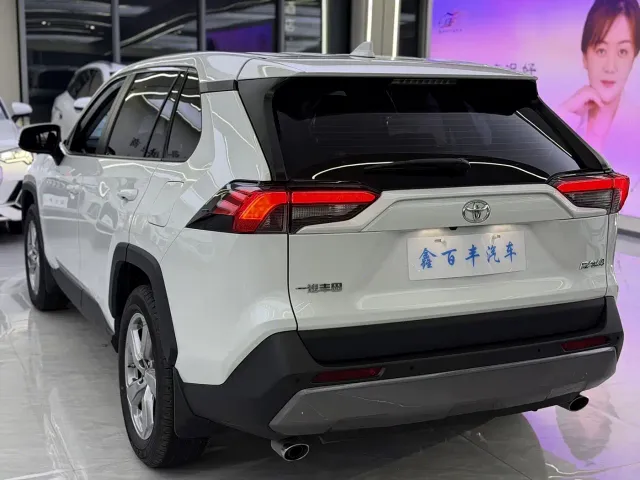 Toyota RAV4 — Фото автомобиля 10