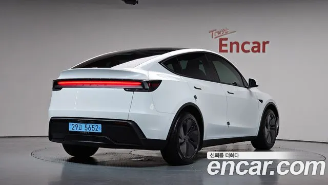 Фотография автомобиля — Tesla Model Y