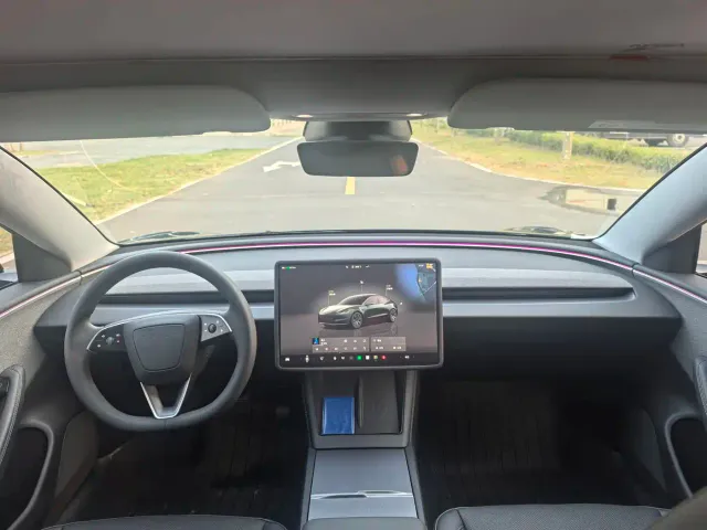 Tesla Model 3 — Фото автомобиля 5