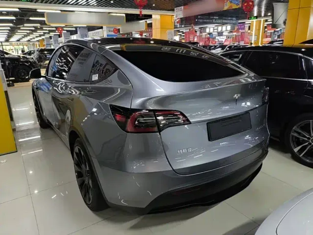 Tesla Model Y — Фото автомобиля 4