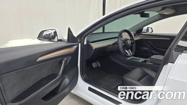 Tesla Model 3 — Фото автомобиля 10