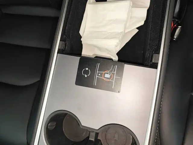 Tesla Model Y — Фото автомобиля 8