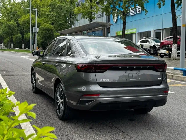 Geely Emgrand — Фото автомобиля 22