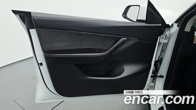 Tesla Model Y — Фото автомобиля 13