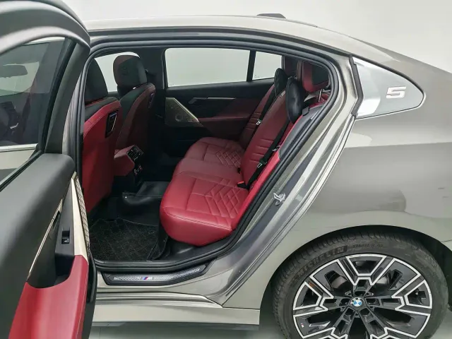 BMW 5 Series — Фото автомобиля 10