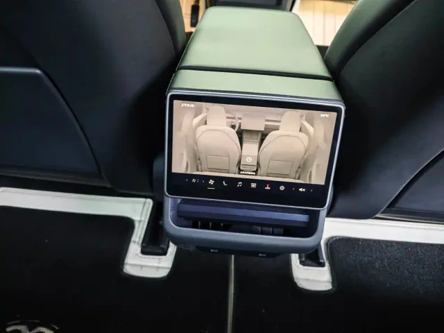 Tesla Model 3 — Фото автомобиля 10
