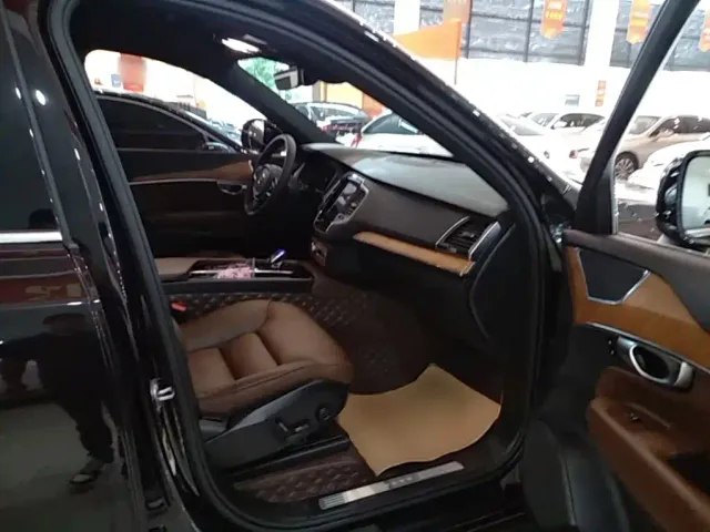 Volvo XC90 — Фото автомобиля 24
