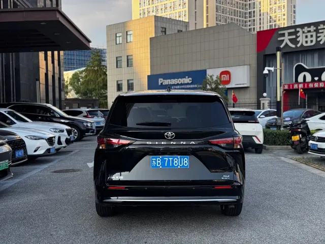 Toyota Sienna — Фото автомобиля 8
