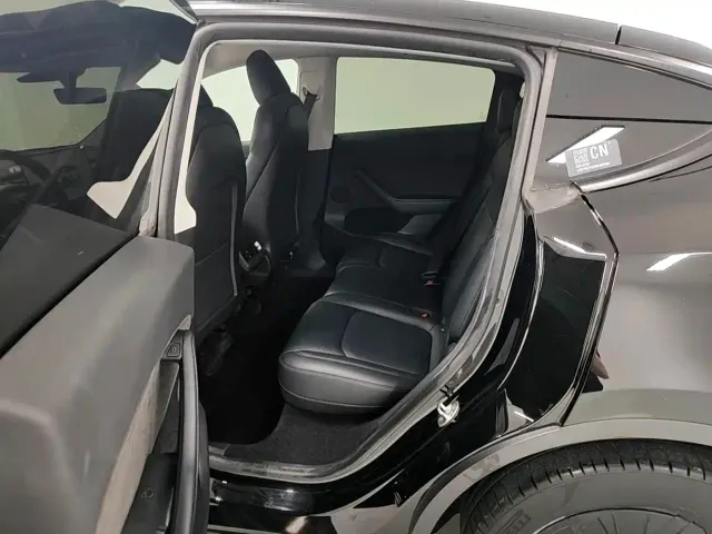 Tesla Model Y — Фото автомобиля 11