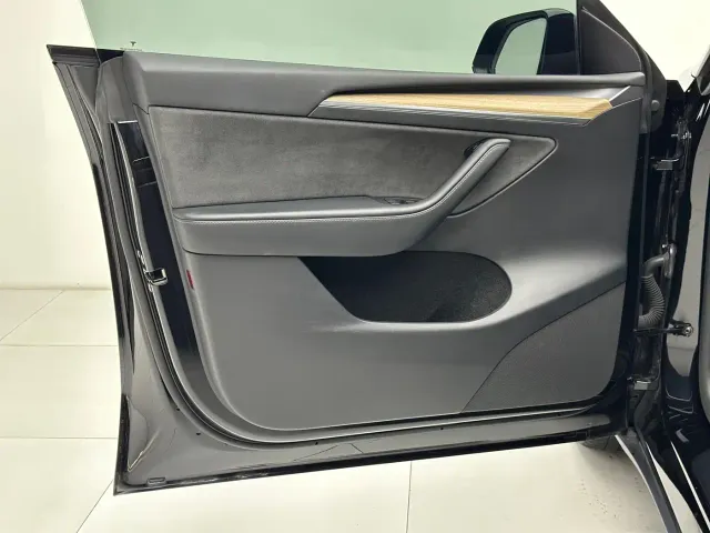 Tesla Model Y — Фото автомобиля 10