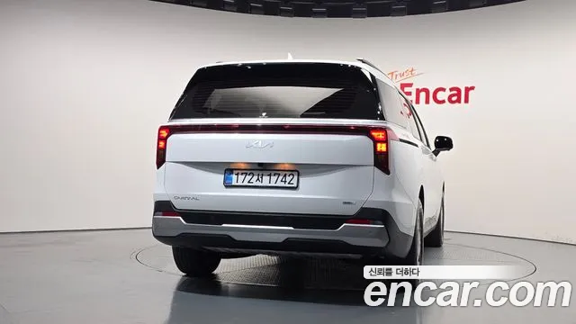 Kia Carnival Generation 4 — Фото автомобиля 4