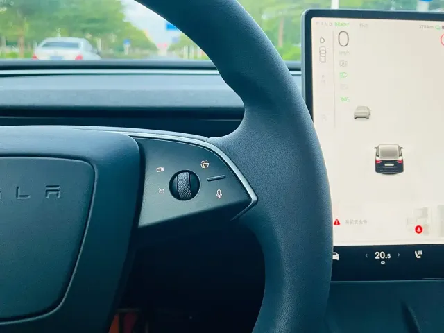 Tesla Model 3 — Фото автомобиля 23