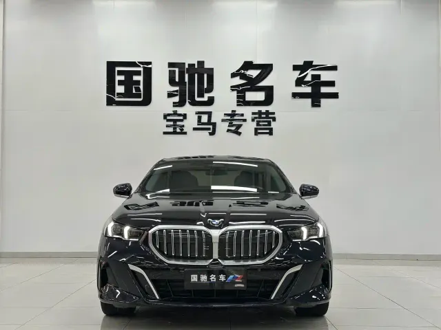 BMW 5 Series — Фото автомобиля 3