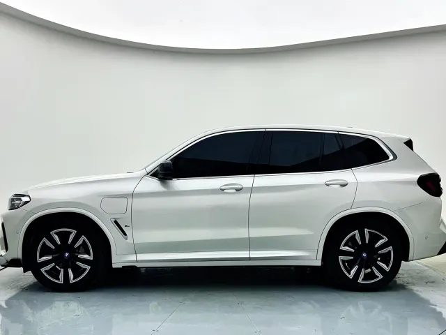 BMW iX3 — Фото автомобиля 9