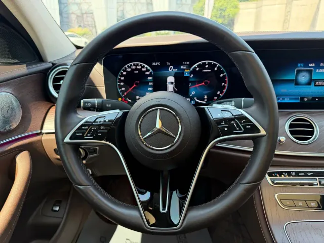 Mercedes-Benz E-Class — Фото автомобиля 14