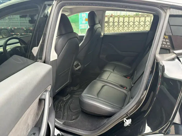 Tesla Model Y — Фото автомобиля 9