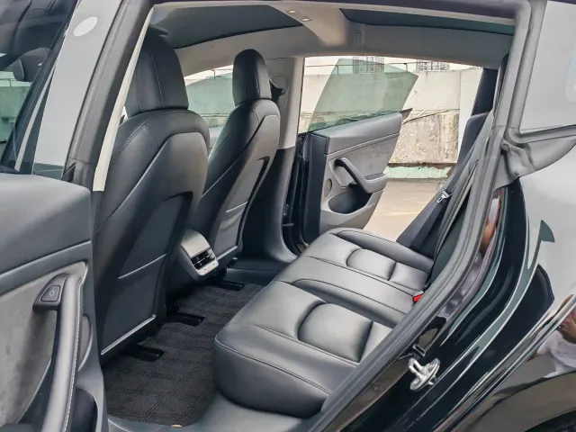 Tesla Model 3 — Фото автомобиля 9