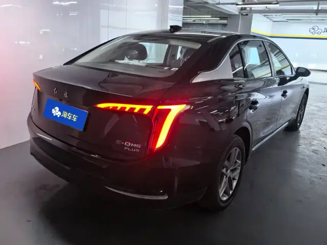 Hongqi E-QM5 — Фото автомобиля 3