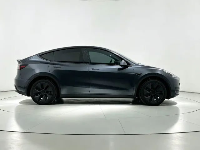 Tesla Model Y — Фото автомобиля 8