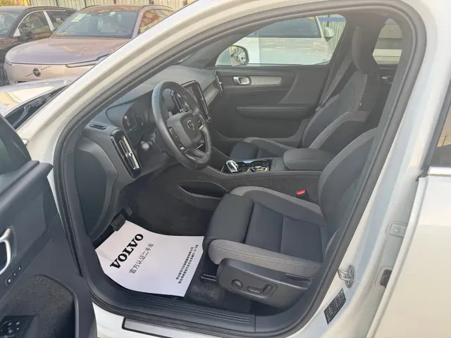 Volvo XC40 — Фото автомобиля 3