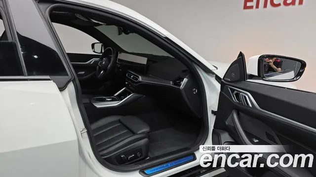 BMW i4 — Фото автомобиля 10