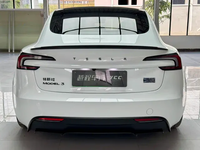 Tesla Model 3 — Фото автомобиля 11