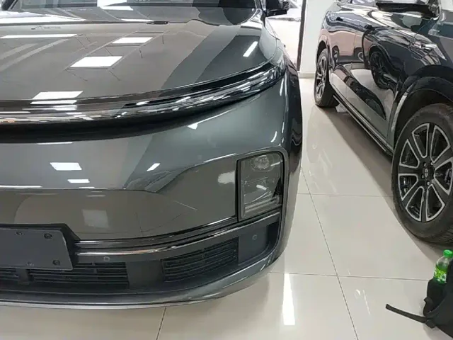 Li Auto L8 — Фото автомобиля 23